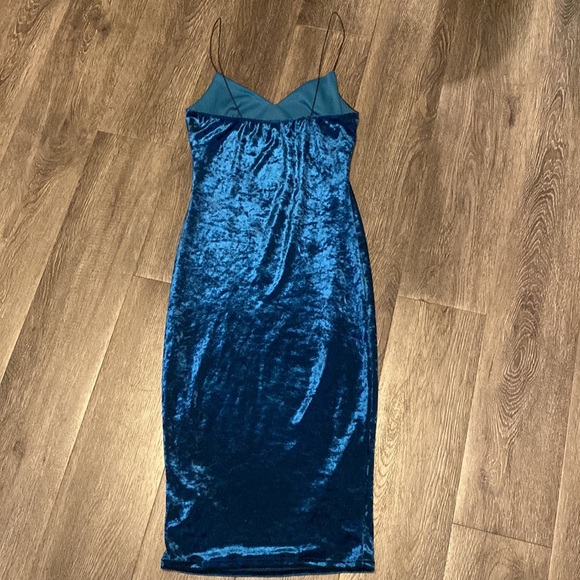 Crushed velvet midi dress with spaghetti straps by Charlotte Russe - Picture 5 of 5